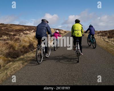 En famille, à vélo sur des routes calmes, Orkney Isles Banque D'Images
