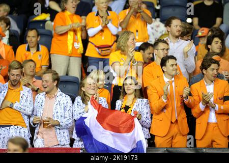 Les fans des pays-Bas lors du match de groupe de la coupe Davis par Rakuten entre Cameron Norrie en Grande-Bretagne et Botic van de Zandschulp aux pays-Bas à l'Emirates Arena, Glasgow. Banque D'Images