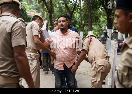 GUWAHATI, INDE - AOÛT 28 : le personnel de police vérifie les aspirants avant d'entrer dans une salle d'examen pour le recrutement de postes de grade III et IV, dans un centre d'examen de 28 août 2022 à Guwahati, Inde. Plus de 1,4 millions de candidats sont attendus pour près de 30 000 postes de niveau III et IV à Assam. Les services Internet mobiles dans 25 districts d'Assam ont été suspendus au cours de l'examen afin d'éviter d'éventuelles mauvaises pratiques. Banque D'Images