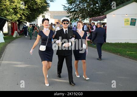 Goodwood, West Sussex, Royaume-Uni. 16th septembre 2022. Des costumes impeccables au Goodwood Revival à Goodwood, West Sussex, Royaume-Uni. © Malcolm Greig/Alamy Live News Banque D'Images