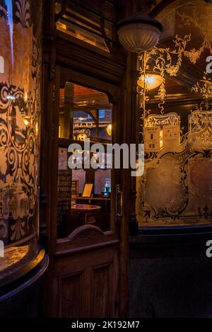 Ancienne fenêtre de pub du pub Green King dans Camden passage, une rue animée réservée aux piétons avec des étals anciens, des boutiques, des pubs, des restaurants et des cafés, Islington, Londres, Angleterre, Royaume-Uni Banque D'Images