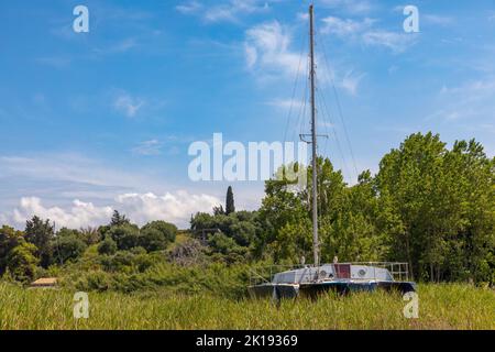 Sur le front de mer de Roda, Corfou, Grèce Banque D'Images