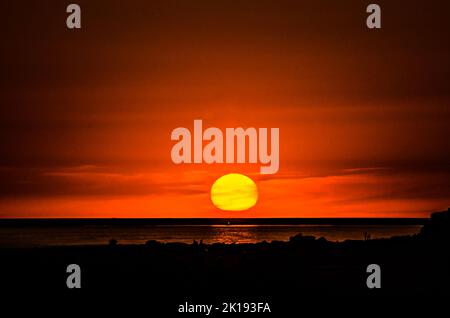 Magnifique coucher de soleil sur la plage de la Barrosa, Chiclana de la Frontera, Cadix Banque D'Images