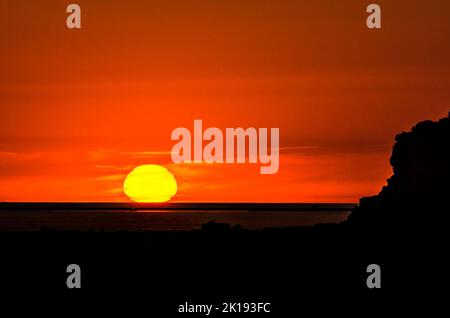 Magnifique coucher de soleil sur la plage de la Barrosa, Chiclana de la Frontera, Cadix Banque D'Images