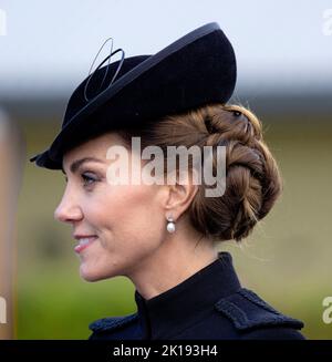 La princesse de Galles rencontre des troupes du Commonwealth, qui ont été déployées au Royaume-Uni pour participer aux funérailles de la reine Elizabeth II, lors d'une visite au Centre d'entraînement de l'armée (ATC) Pirbright à Guildford. Des soldats du Canada, de l'Australie et de la Nouvelle-Zélande se sont réunis à Pirbright lundi pour répéter leurs rôles aux funérailles. Date de la photo: Vendredi 16 septembre 2022. Banque D'Images