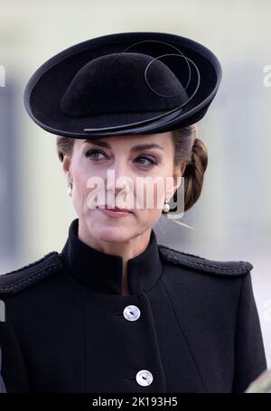 La princesse de Galles rencontre des troupes du Commonwealth, qui ont été déployées au Royaume-Uni pour participer aux funérailles de la reine Elizabeth II, lors d'une visite au Centre d'entraînement de l'armée (ATC) Pirbright à Guildford. Des soldats du Canada, de l'Australie et de la Nouvelle-Zélande se sont réunis à Pirbright lundi pour répéter leurs rôles aux funérailles. Date de la photo: Vendredi 16 septembre 2022. Banque D'Images