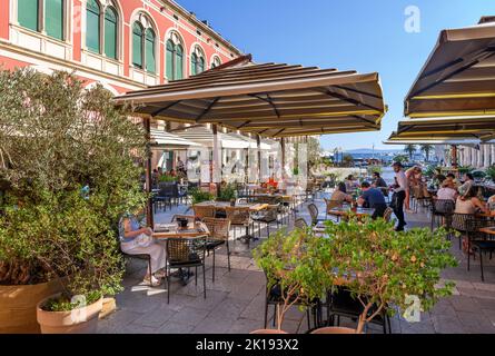 Restaurant sur Trg Republike (Plaza de la Republica), vieille ville de Split, Croatie Banque D'Images