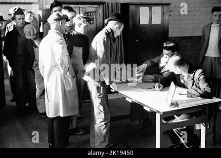 Années 1930, des mineurs historiques sans emploi s'inscrivent à un cours dans un centre de formation du ministère du travail, Galles du Sud, Royaume-Uni. Le ministère du travail a été créé par le gouvernement britannique en 1916 pour assumer les responsabilités des bourses du travail, des relations industrielles et, plus tard, de l'emploi et de la formation des jeunes. En 1939, alors que la guerre contre l'Allemagne était imminente, elle fut rebaptisée ministère du travail et de la Serivce, avec la responsabilité d'affecter les personnes en âge de travailler aux forces armées, à la défense civile et à l'industrie. Banque D'Images