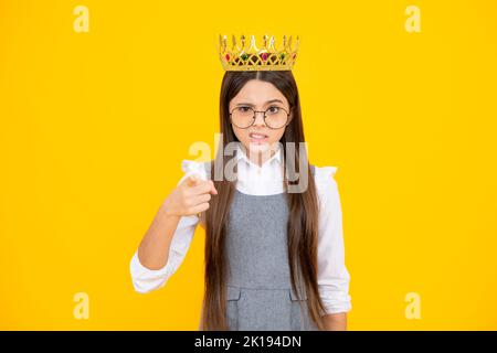 Fête d'anniversaire pour filles, drôle d'enfant dans la couronne. Imaginez-vous une reine, un enfant porte un diadem. Succès adolescent porter luxe beauté reine couronne, succès Banque D'Images