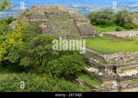 Pyramide Zapotec, vue de la plate-forme Sud, site archéologique de Monte Alban, Oaxaca México Banque D'Images