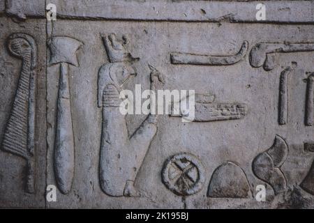 Photo d'un ancien dessin égyptien sur les murs du Temple d'Edfu, Égypte Banque D'Images