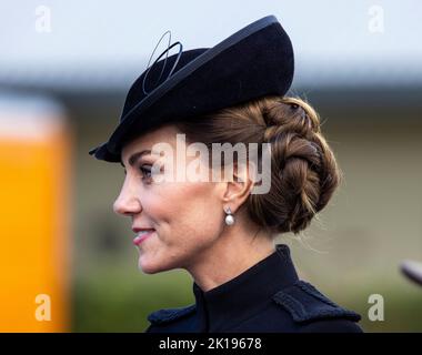 La princesse de Galles rencontre des troupes du Commonwealth, qui ont été déployées au Royaume-Uni pour participer aux funérailles de la reine Elizabeth II, lors d'une visite au Centre d'entraînement de l'armée (ATC) Pirbright à Guildford. Des soldats du Canada, de l'Australie et de la Nouvelle-Zélande se sont réunis à Pirbright lundi pour répéter leurs rôles aux funérailles. Date de la photo: Vendredi 16 septembre 2022. Banque D'Images