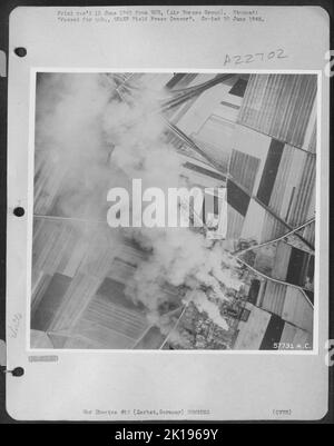 Les troupes américaines combattaient la ville de Zerbst, au sud-est de Magdebourg, en Allemagne, lorsque cette spectaculaire photo de reconnaissance tactique a été prise par le 1st lieutenant Richard G. Burron, à Massillon, en Ohio, le 15 avril 1945. Vol D'Un P-51 Mustang Scout P d'Amérique du Nord Banque D'Images