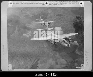 La première Force aérienne tactique Martin B-26 Marauders passe à côté d'une colonne de fumée explosive s'élevant à près de 10 000 pieds au-dessus d'une munition allemande et d'un site présumé de stockage V-2 qu'ils ont attaqué à Siegelsbach, à 18 miles au sud-est de Heidelberg. Beaucoup Banque D'Images