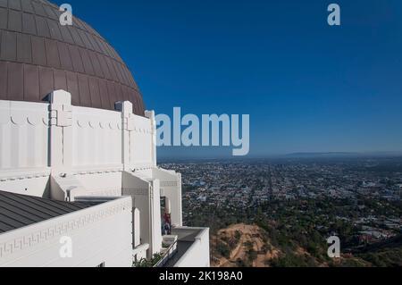 21 mai 2017. Los Angeles, Californie. Vue sur le paysage du toit en dôme et de l'extérieur de l'observatoire Griffith de Los Angeles, en Californie. Banque D'Images