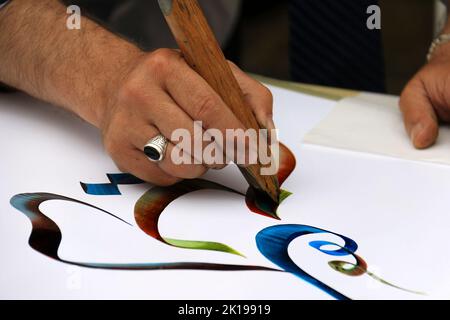 Hammana, Liban - 6 juin 2017 : Artiste de calligraphie et ses écrits arabes pendant un festival. Banque D'Images
