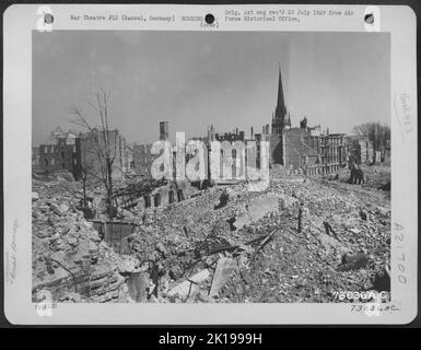 Bâtiments endommagés par une bombe à Kassel, en Allemagne. 29 avril 1945. Banque D'Images