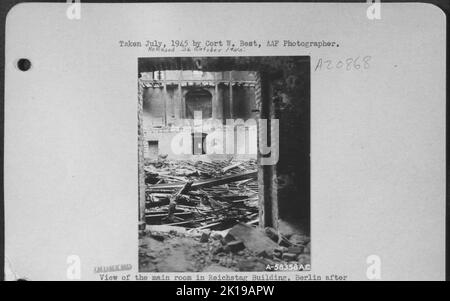 Vue sur la salle principale dans le bâtiment Reichstag, Berlin, après le bombardement de l'AAF Blitz. Banque D'Images