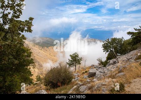 Paysage dans les nuages sous le Mont l sur l'îlot de Corfou, Grèce Banque D'Images