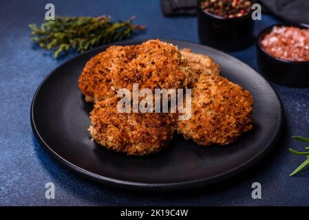 Délicieux viandes halées fraîches avec oignons dans de la chapelure. Plat à viande pour le dîner à la maison Banque D'Images