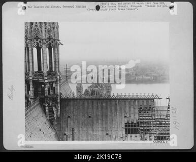 De son point de vue au sommet de la cathédrale de Cologne, un photographe de 9th AF a obtenu cette vue de Deutz, en Allemagne, montrant le pont détruit Hohenzollern à travers le Rhin et un feu en arrière-plan. Banque D'Images