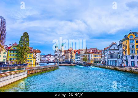Paysage urbain photogénique de la vieille Lucerne avec maisons médiévales et barrage à aiguilles en bois (Reuss-Nadelwehr) sur la rivière Reuss, Suisse Banque D'Images
