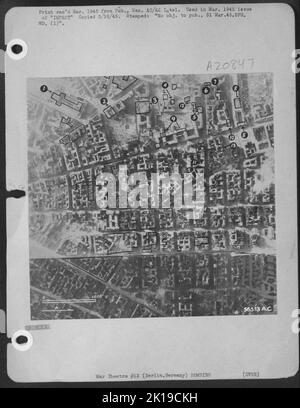 Cette photo (prise le 8 février 1945) est celle de la région de Wilhelmstrasse à Berlin, en Allemagne, à la suite de la grève de la lumière du jour du 3 février 1945 par 8th Boeing B-17s AF. Des dommages importants ont été causés à une zone d'environ un kilomètre et demi Banque D'Images