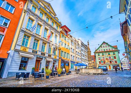 LUCERNE, SUISSE - 30 MARS 2022 : place Weinmarkt avec bâtiments historiques et fontaine pittoresque au milieu, sur 30 mars à Lucerne, Suissela Banque D'Images