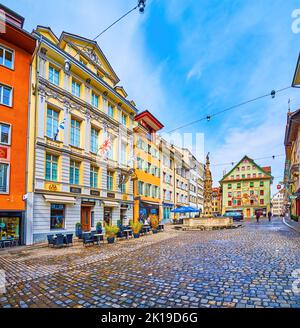 LUCERNE, SUISSE - 30 MARS 2022 : profitez de l'architecture médiévale sur la place Weinmarkt, au cœur de la vieille ville, sur 30 mars à Lucerne, en Suisse Banque D'Images