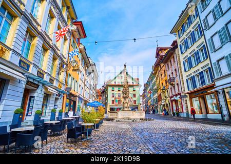 LUCERNE, SUISSE - 30 MARS 2022 : visitez l'un des restaurants en plein air sur la place Weinmarkt, au coeur de la ville médiévale, sur 30 mars à Lucerne, en Suède Banque D'Images