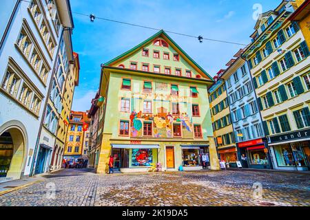 LUCERNE, SUISSE - 30 MARS 2022 : découvrez l'art mural médiéval sur les façades de maisons anciennes de la place Weinmarkt, sur 30 mars à Lucerne, Suisse Banque D'Images