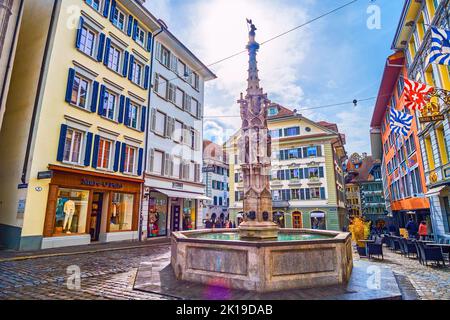 LUCERNE, SUISSE - 30 MARS 2022 : la fontaine calcaire médiévale sur la place Weinmarkt, dans les environs de maisons anciennes, sur 30 mars à lu Banque D'Images