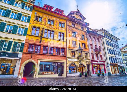 LUCERNE, SUISSE - 30 MARS 2022 : maisons médiévales en plein air sur la place Weinmarkt avec boutiques au rez-de-chaussée, sur 30 mars à Lucerne, Banque D'Images