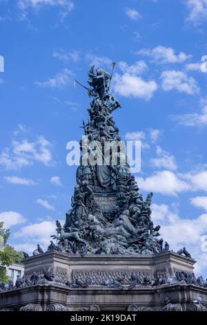 fontaine sci appelée « Pyramide » de Gabriel Grupello, Paradeplatz, Mannheim, Allemagne Banque D'Images