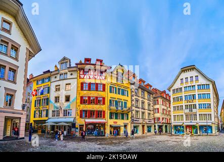 LUCERNE, SUISSE - 30 MARS 2022 : Panorama de la place Kronmarkt avec fresques murales médiévales sur les façades de maisons, sur 30 mars à Lucerne, Suissel Banque D'Images