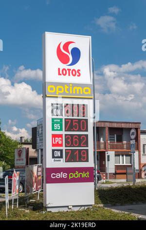 Rybnik, Pologne - 30 mai 2022: Tableau des prix de la station-service Lotos optima. Prix du diesel, du gaz et du GPL. Banque D'Images