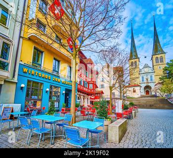 LUCERNE, SUISSE - 30 MARS 2022 : café extérieur en centre-ville avec vue sur l'église Saint-Léodegar, sur 30 mars à Lucerne, Suisse Banque D'Images