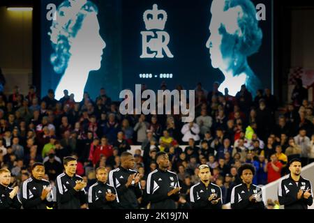 Nottingham, Royaume-Uni. 16th septembre 2022. 16th septembre 2022 ; The City Ground, Nottingham, Notinghamshire, Angleterre ; Premier League football, Nottingham Forest versus Fulham ; les joueurs de Fulham clap après les applaudissements ont éclaté pendant une minute de silence à la mémoire de la reine Elizabeth II crédit : Images de sports action plus/Actualités en direct Alay crédit : Images de sports action plus/Actualités en direct Alay crédit : Images de sports action plus/Actualités en direct Alay crédit : Images de sports action plus/Alamy Live News Banque D'Images