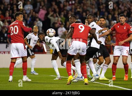 Taiwo Awoniyi, de la forêt de Nottingham (au centre), marque le premier but du match de sa partie lors du match de la Premier League au City Ground, à Nottingham. Date de la photo: Vendredi 16 septembre 2022. Banque D'Images