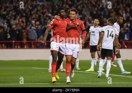 Taiwo Awoniyi, de la forêt de Nottingham, fête avec Brennan Johnson, de la forêt de Nottingham, après avoir fait un but pour en faire 1-0 lors du match de la Premier League entre la forêt de Nottingham et Fulham au City Ground, Nottingham, le vendredi 16th septembre 2022. Crédit : MI News & Sport /Alay Live News Banque D'Images