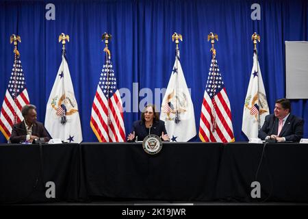 Le vice-président Kamala Harris organise une table ronde avec le maire Lori Lightfoot (à gauche), le gouverneur JB Pritzker (à droite), des étudiants, des défenseurs de la santé en matière de reproduction et des fournisseurs pour souligner le travail de l'administration Biden-Harris visant à protéger et à étendre les droits en matière de reproduction à l'Université de l'Illinois, à Chicago, dans l'Illinois, sur 16 septembre 2022. (Photo de Mustafa Hussain/Pool/ABACAPRESS.COM) Banque D'Images