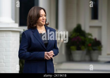 Washington DC, États-Unis. 16th septembre 2022. Le vice-président des États-Unis, Kamala Harris, attend l'arrivée du président de l'Afrique du Sud, Cyril Ramaphosa, avant de tenir des discussions à la résidence officielle du vice Presidents à Washington, DC, vendredi, 16 septembre 2022. Credit: Chris Kleponis/Pool via CNP/dpa/Alay Live News Banque D'Images