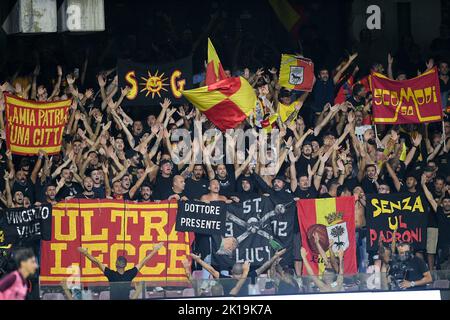 Salerno, Italie. 16th septembre 2022. Supporters de Lecce pendant la série Un match entre les Etats-Unis Salerntana 1919 et Lecce au Stadio Arechi, Salerno, Italie, le 16 septembre 2022. Credit: Giuseppe Maffia/Alay Live News Banque D'Images