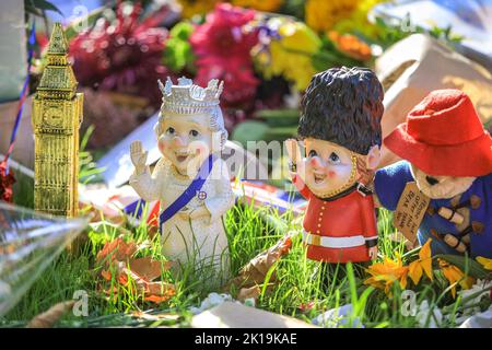 Londres, Royaume-Uni. 16th septembre 2022. Les membres du public s'en prennent à sa Majesté la reine Elizabeth II en posant des fleurs, des cartes, des jouets et d'autres petits hommages à Green Park, près du palais de Buckingham. Des milliers de personnes se promènent autour du site en pleine croissance, beaucoup se déplacent clairement. Credit: Imagetraceur/Alamy Live News Credit: Imagetraceur/Alamy Live News Banque D'Images