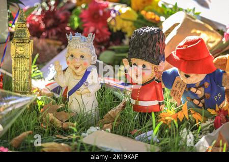 Londres, Royaume-Uni. 16th septembre 2022. Les membres du public s'en prennent à sa Majesté la reine Elizabeth II en posant des fleurs, des cartes, des jouets et d'autres petits hommages à Green Park, près du palais de Buckingham. Des milliers de personnes se promènent autour du site en pleine croissance, beaucoup se déplacent clairement. Credit: Imagetraceur/Alamy Live News Credit: Imagetraceur/Alamy Live News Banque D'Images