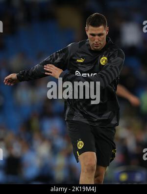 Niklas Sule de Borussia Dormund se réchauffe lors du match de l'UEFA Champions League Group G entre Manchester City et Borussia Dortmund au Etihad Stadium, à Manchester, le mercredi 14th septembre 2022. (Credit: Mark Fletcher | MI News) Credit: MI News & Sport /Alay Live News Banque D'Images