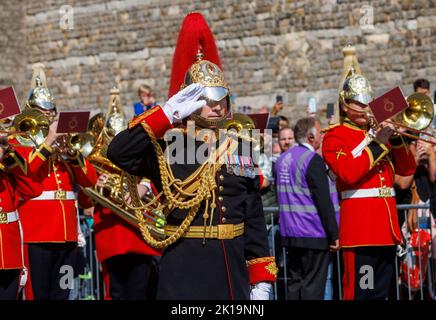 La foule a chanté l'hymne national et a donné trois acclamations au roi Charles III lors d'une cérémonie de proclamation à Windsor à la statue de la reine Victoria. Banque D'Images