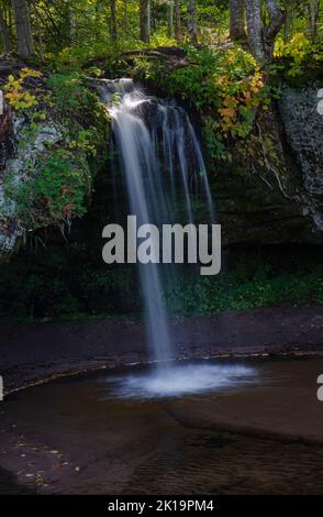 Scott Falls est situé juste à côté de la route principale, près d'un départ en bord de route dans le comté d'Alger, Michigan Banque D'Images