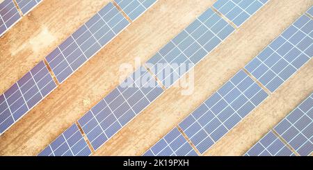 Vue aérienne de la ferme de panneaux solaires Banque D'Images