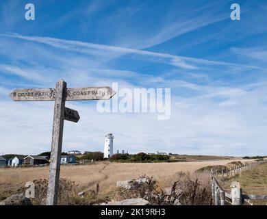 Panneau South West Coastal Path et Old Lower Lighthouse à Portland Dorset, Angleterre Banque D'Images